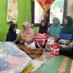 Wakil Ketua TP PKK Aceh Besar Serahkan Bantuan untuk Warga Disabilitas Netra di Baitussalam